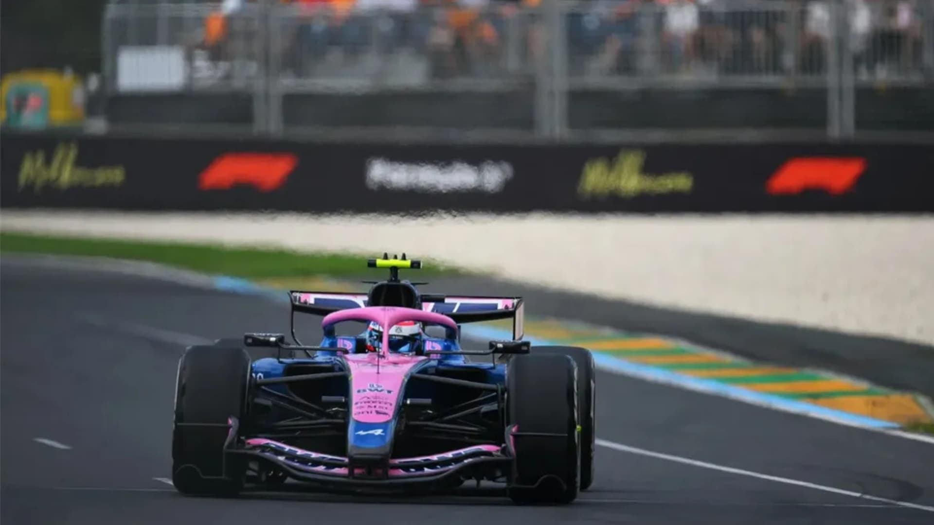 Franco Colapinto remontó tras una sanción y terminó 14° en el inicio de la temporada