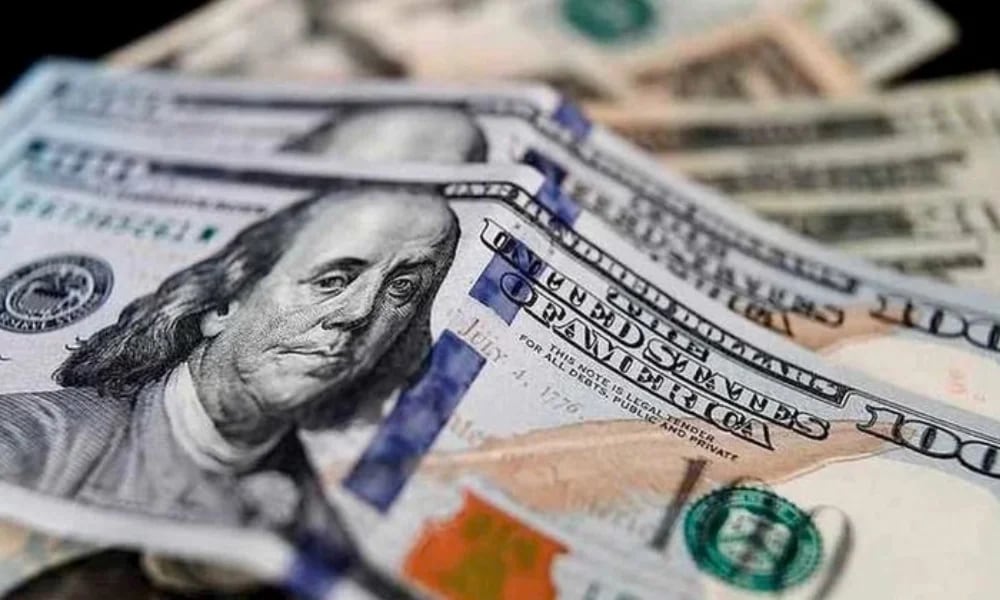 El dólar oficial cerró por encima del blue y se acerca a los $1.500