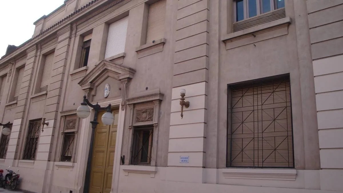 Autoridades prometen obras y controles tras el reclamo de padres por el estado de la Escuela Normal