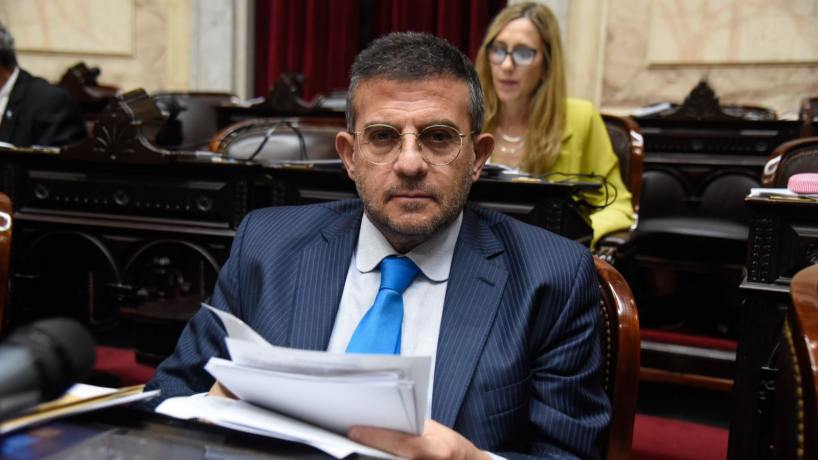 Tras la denuncia de ex jugadores de Vélez, el diputado Cisneros acusó a Menem de "panfletearlo"