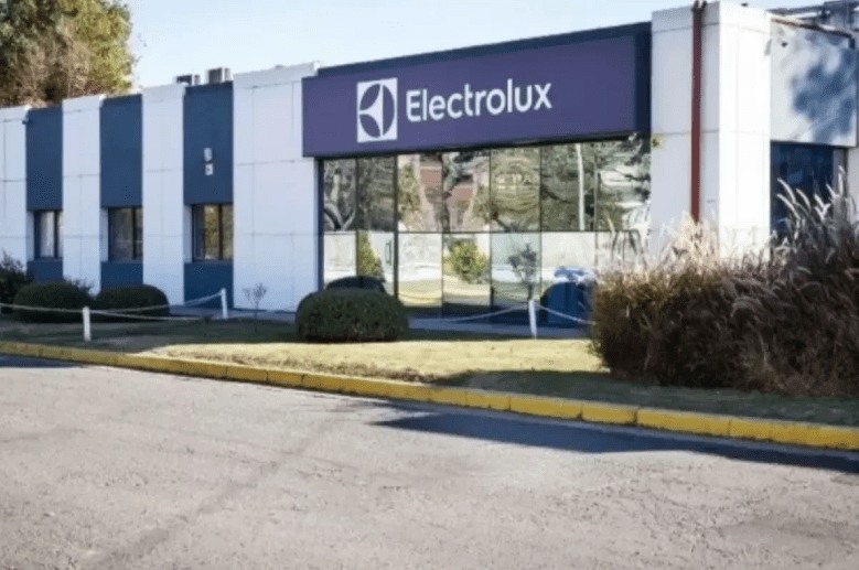 Electrolux lanzó un plan de retiros voluntarios para reducir 100 puestos en su planta de Rosario