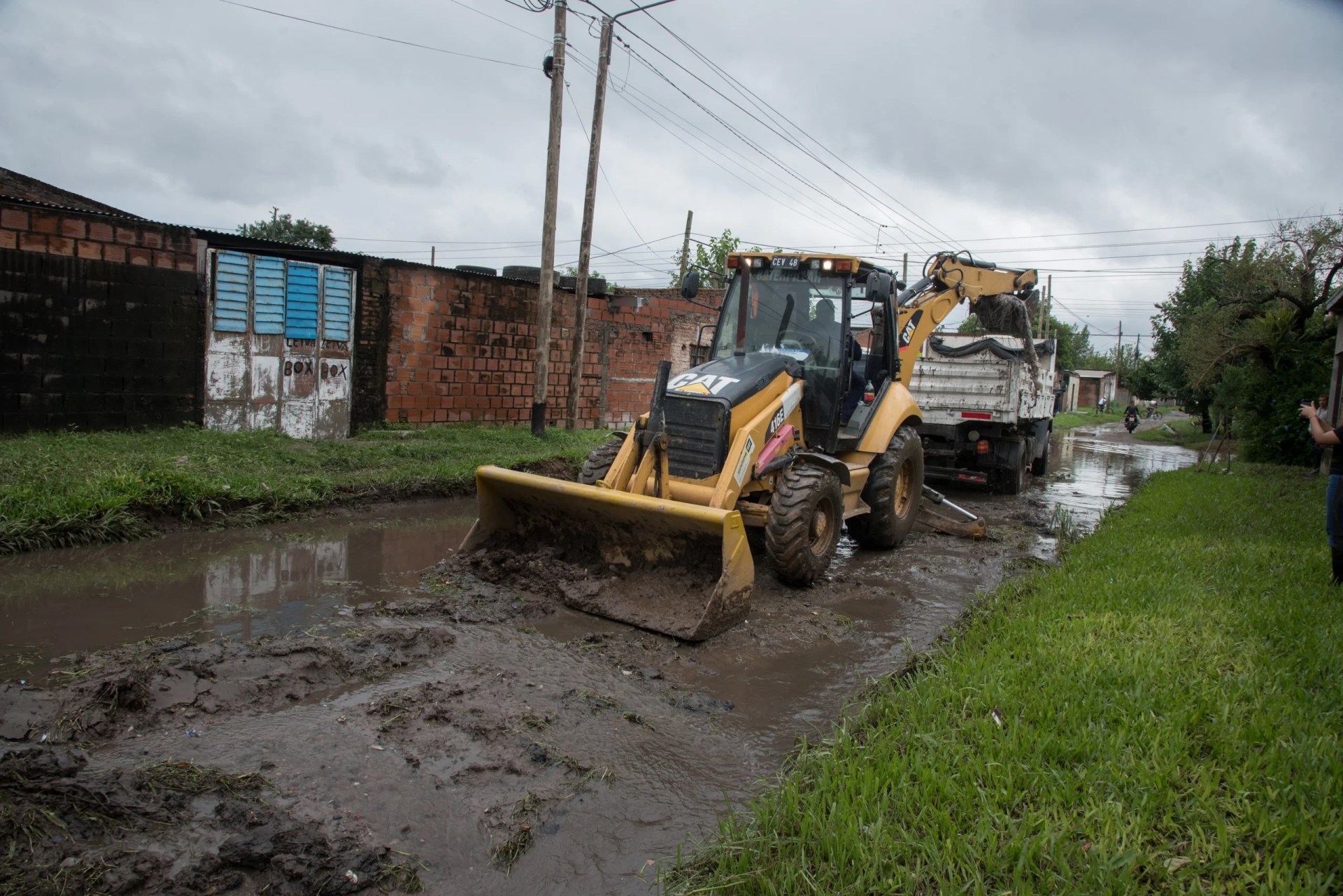 El Municipio reforzó los operativos en barrios afectados por las lluvias y desplegó cuadrillas de asistencia