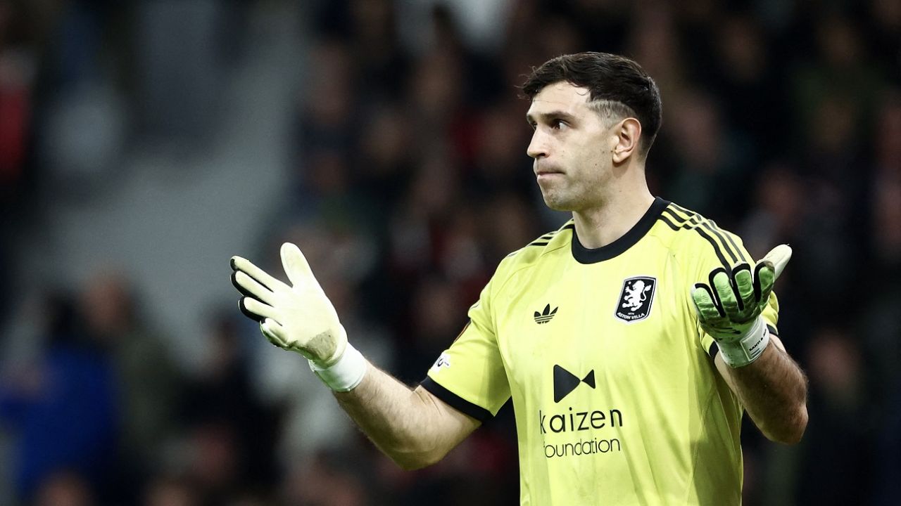 Entre silbidos y atajadas: Dibu Martínez fue figura en el triunfo de Aston Villa