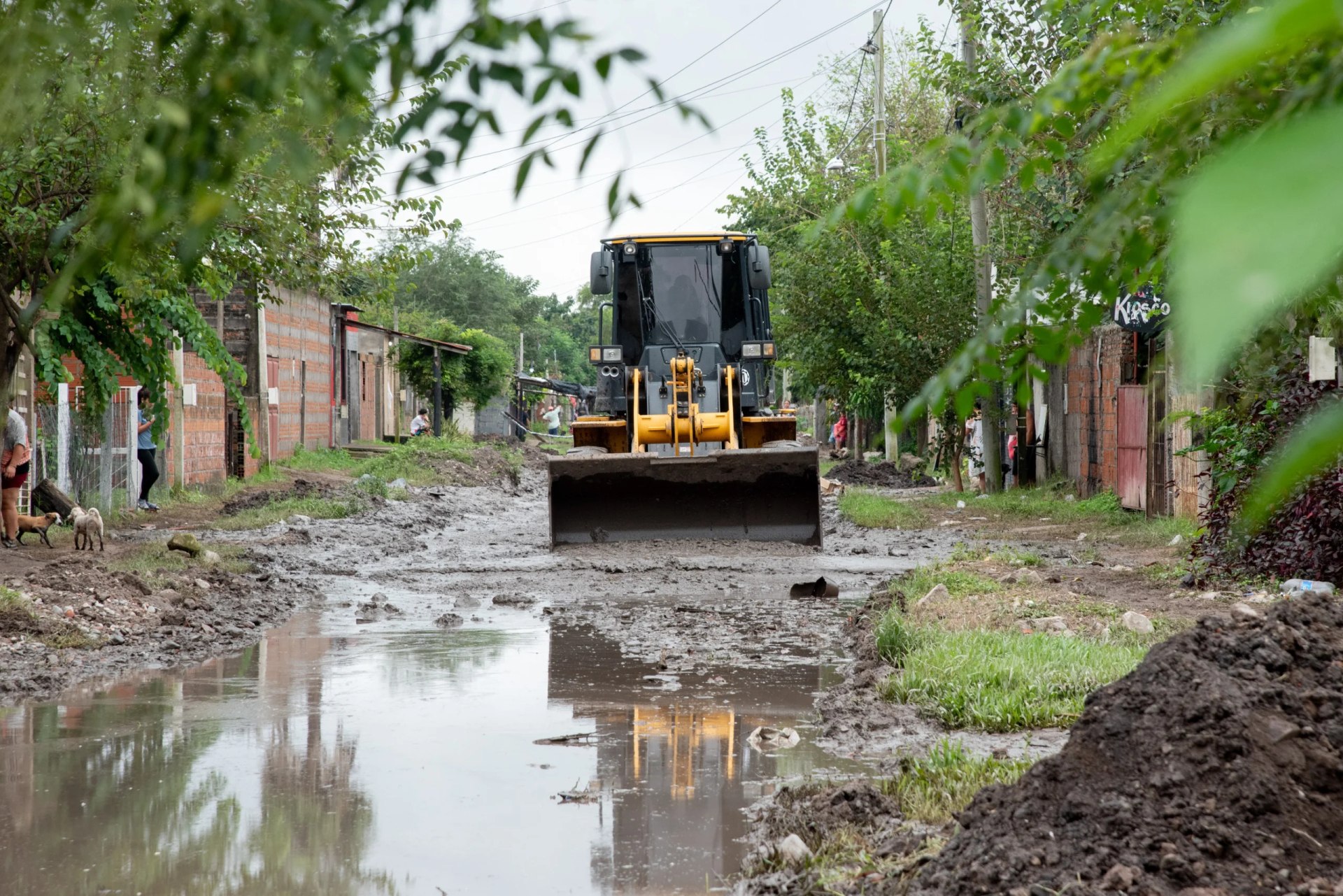 El Municipio despliega maquinaria, asistencia sanitaria y ayuda social en barrios inundados