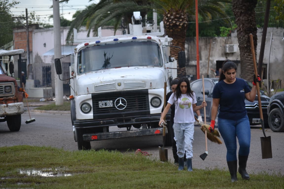 Con maquinaria y cuadrillas, municipios y comunas se movilizan para recuperar La Madrid tras las inundaciones