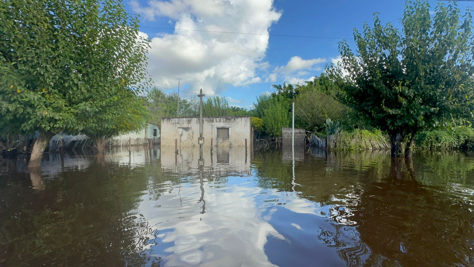 EDET advierte que la energía se restablecerá casa por casa por riesgo eléctrico tras las inundaciones