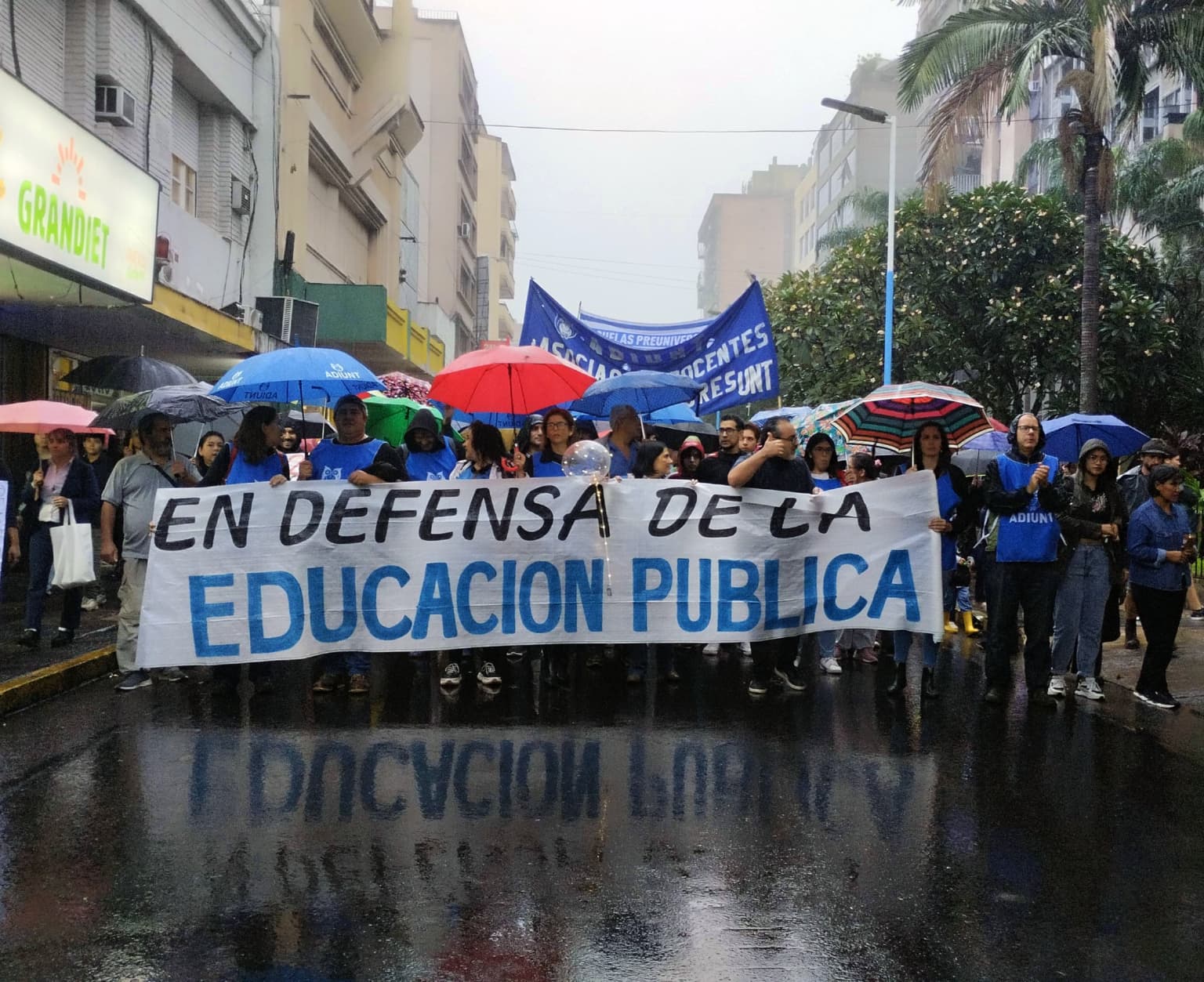 Docentes e investigadores de la UNT inician un paro y convocan a una marcha de antorchas en defensa de la universidad pública