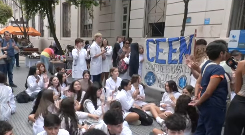 Alumnos de la Escuela Normal realizaron una sentada para reclamar mejoras edilicias y de higiene