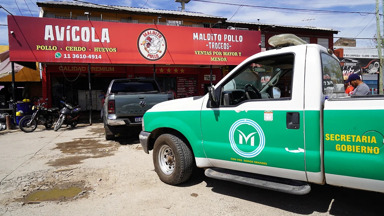 Clausuran empresa avícola que arrojaba residuos a la vía pública y deberá pagar multa millonaria