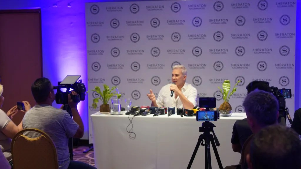 Flavio Mendoza presentó “Abre tus alas” y destacó su orgullo por llevar el Circo Ánima al interior