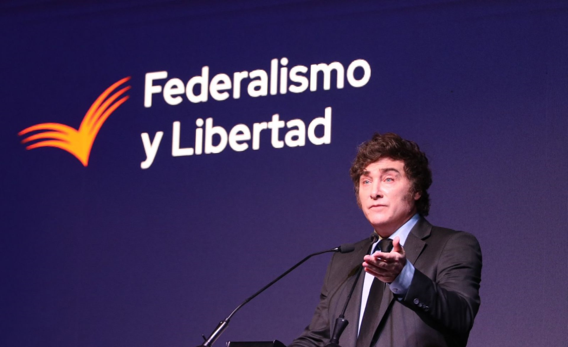 Milei llega a Tucumán para el FENOA y sumaría reuniones y gestos políticos en una visita clave