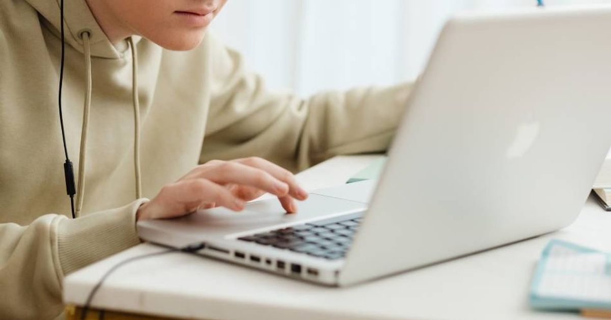 Enviarán a juicio a un joven por crear imágenes con IA de compañeras menores y difundirlas en un sitio para adultos