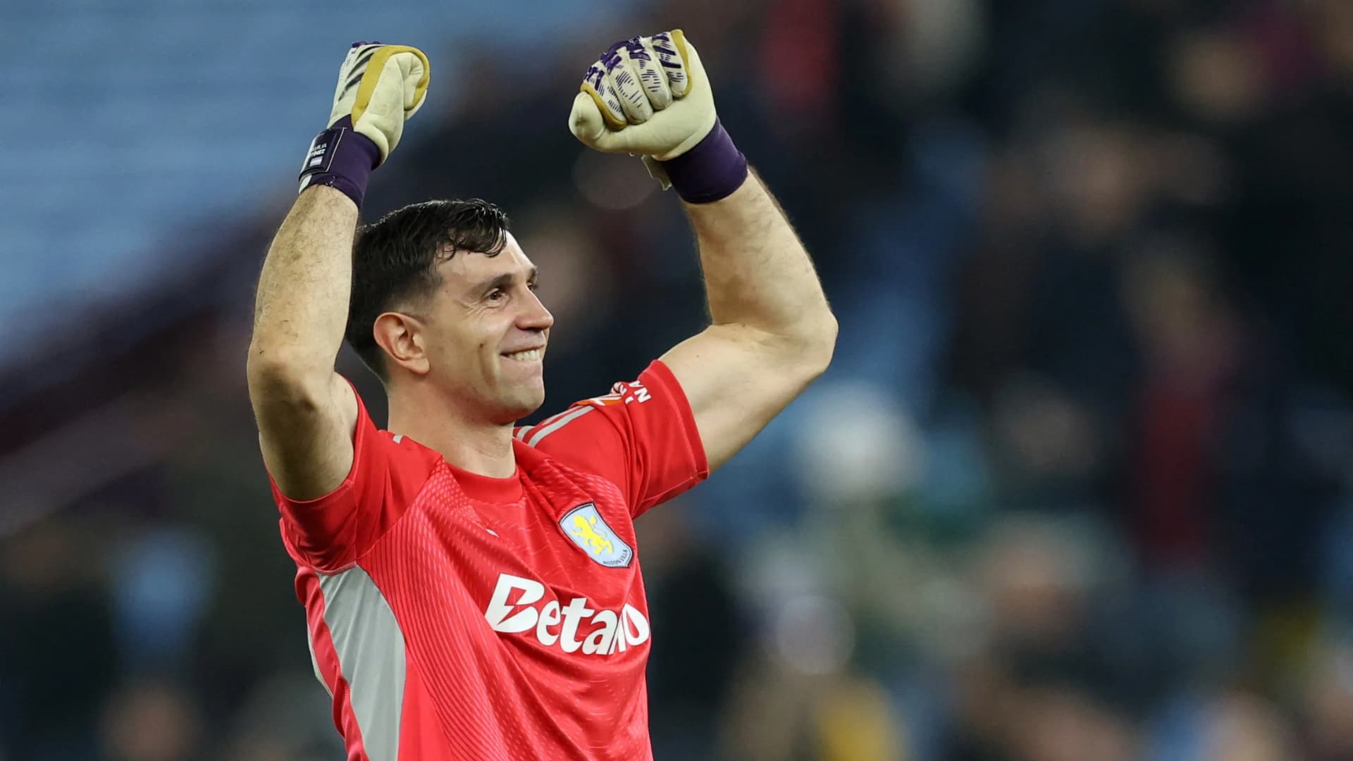 De arco al ataque: "Dibu" Martínez inició la jugada que cambió la serie