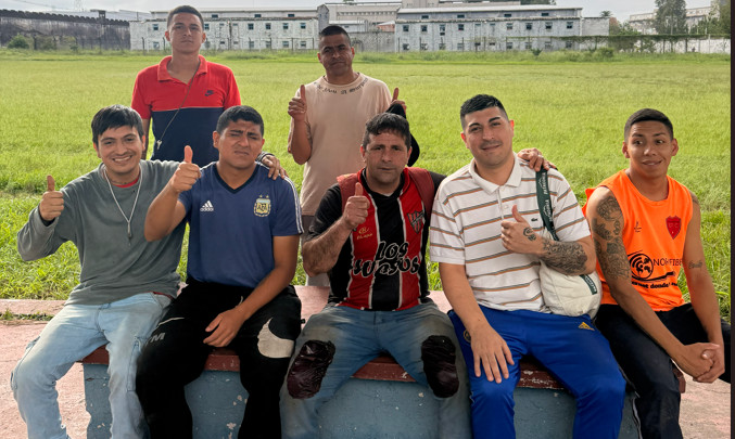 Presos fabrican camas y mesas para familias que perdieron todo por el temporal