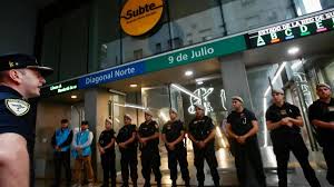 Dos detenidos y 400 personas identificadas