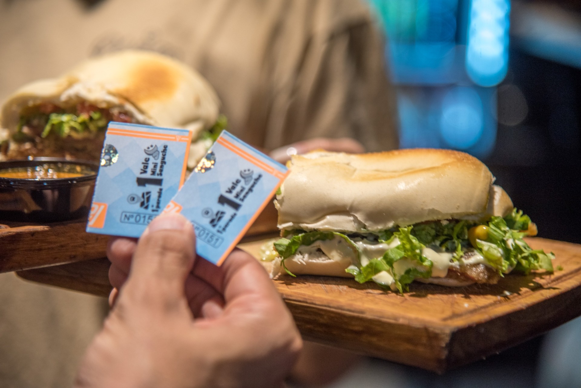 Más de mil personas participaron de la primera Noche de las Sangucherías en la capital tucumana