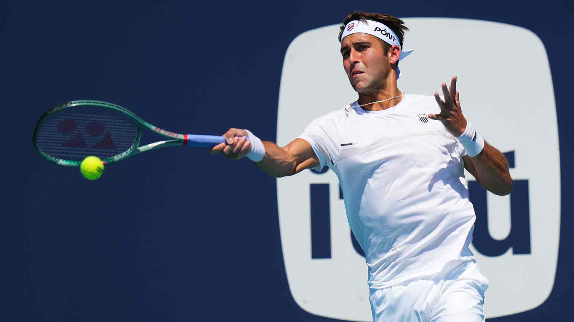 Tomás Etcheverry ganó y se metió en octavos de final en Miami