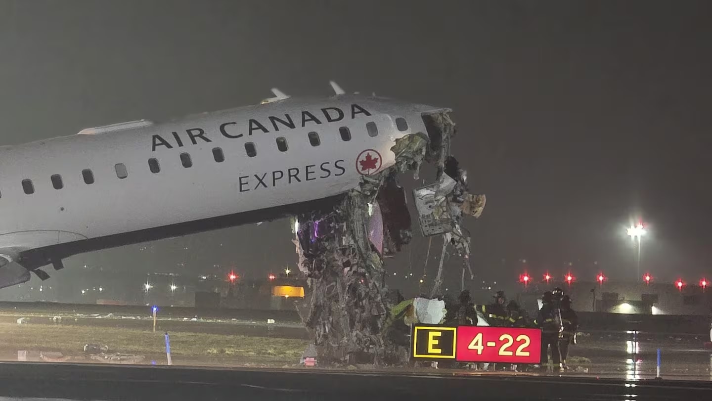 Murieron dos pilotos tras el choque entre un avión de Air Canada y un camión de bomberos en el aeropuerto LaGuardia de Nueva York
