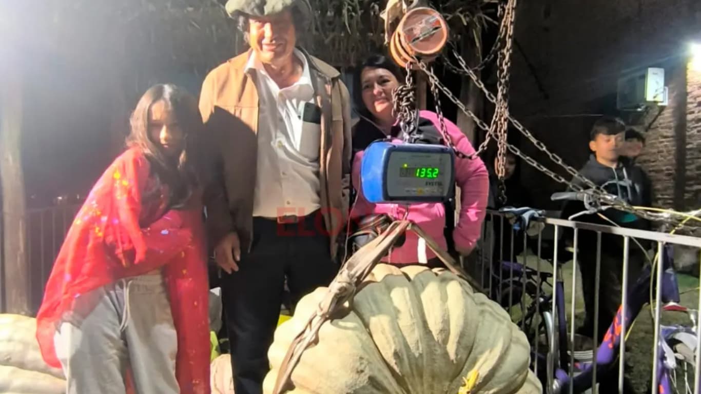 Un productor cordobés cosechó un zapallo enorme y batió su propio récord