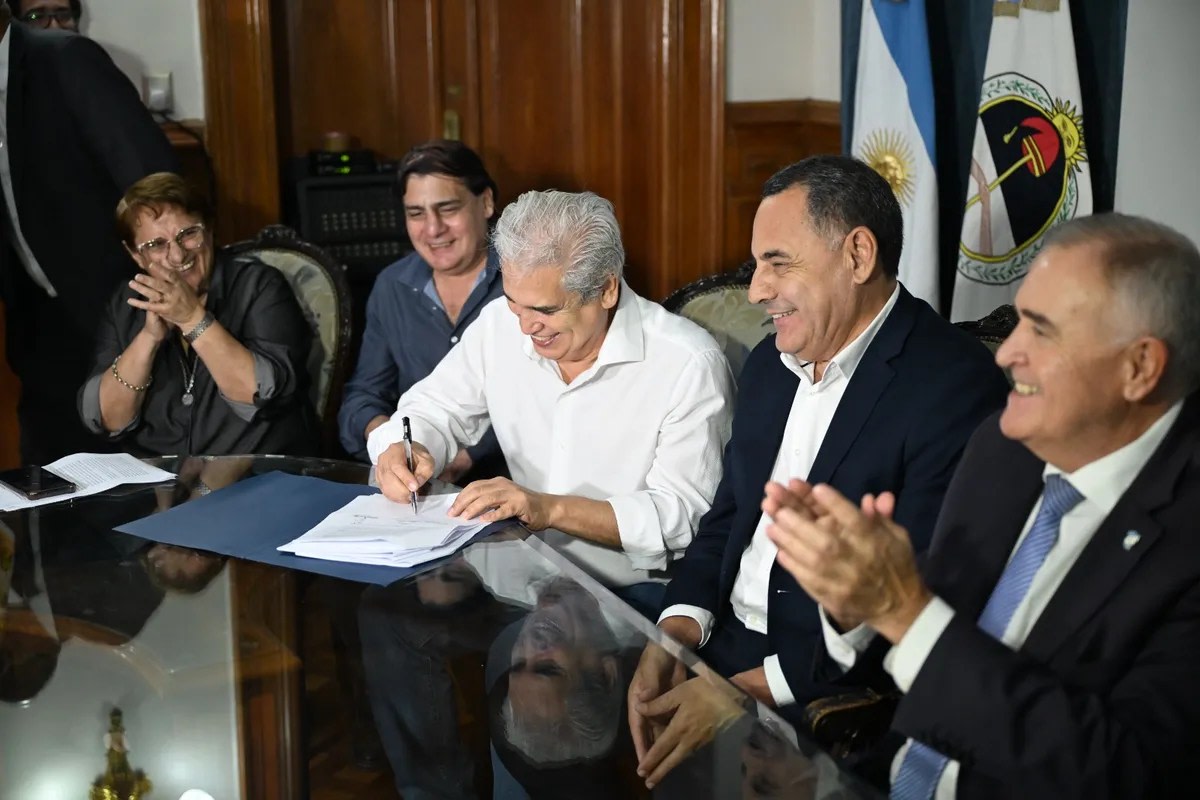 El Gobierno oficializó el acuerdo salarial docente, con un mínimo de $ 970.000 desde marzo