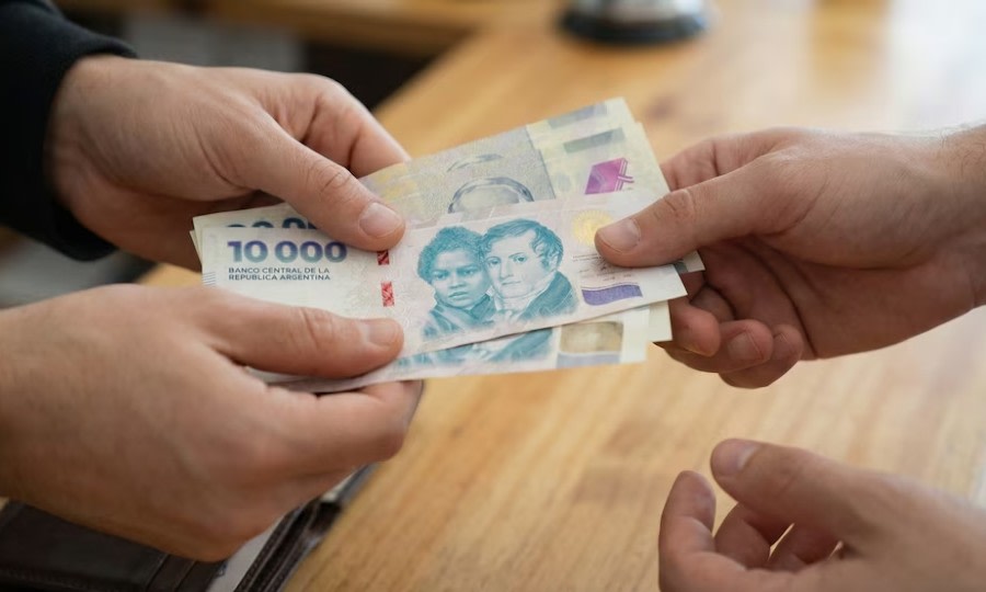 Los salarios volvieron a perder contra la inflación en enero con el sector público como el más afectado