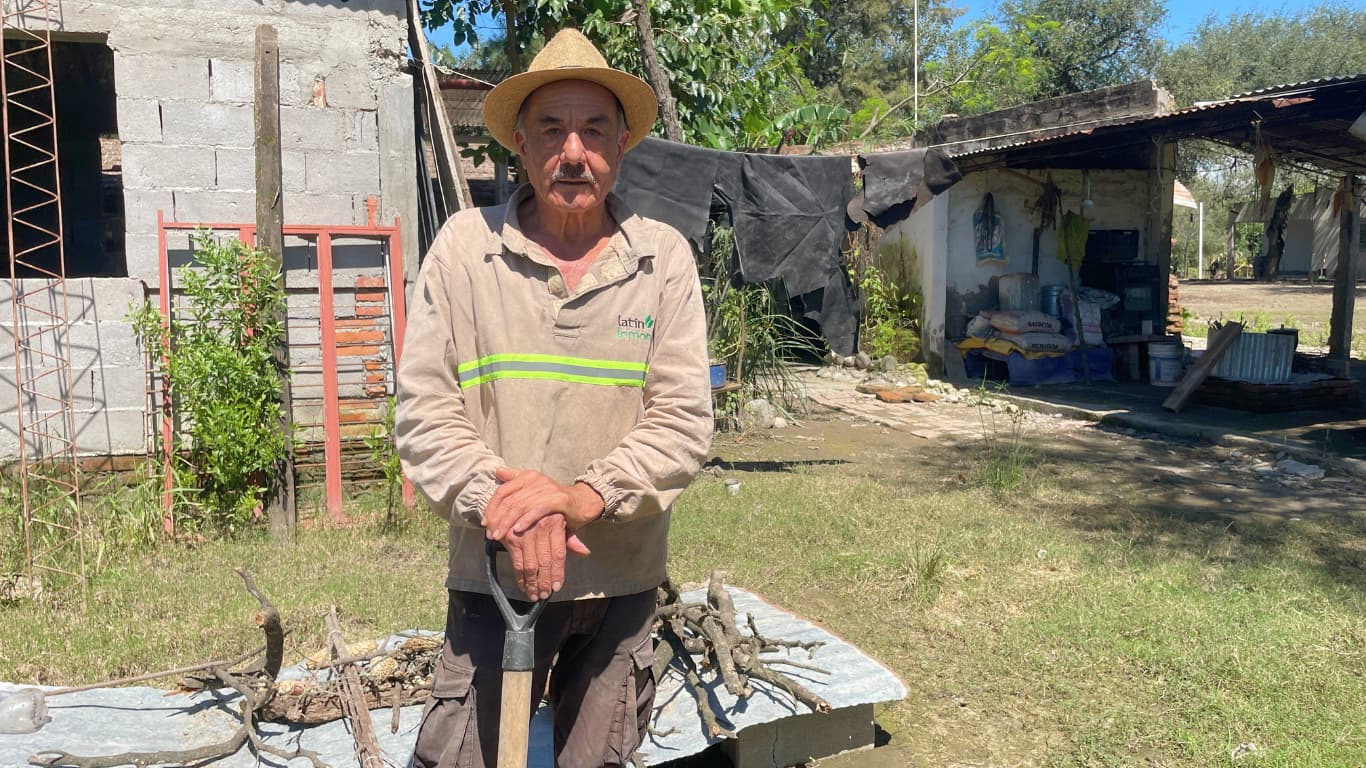 Cambió la ciudad por el campo y la última inundación le borró la cosecha