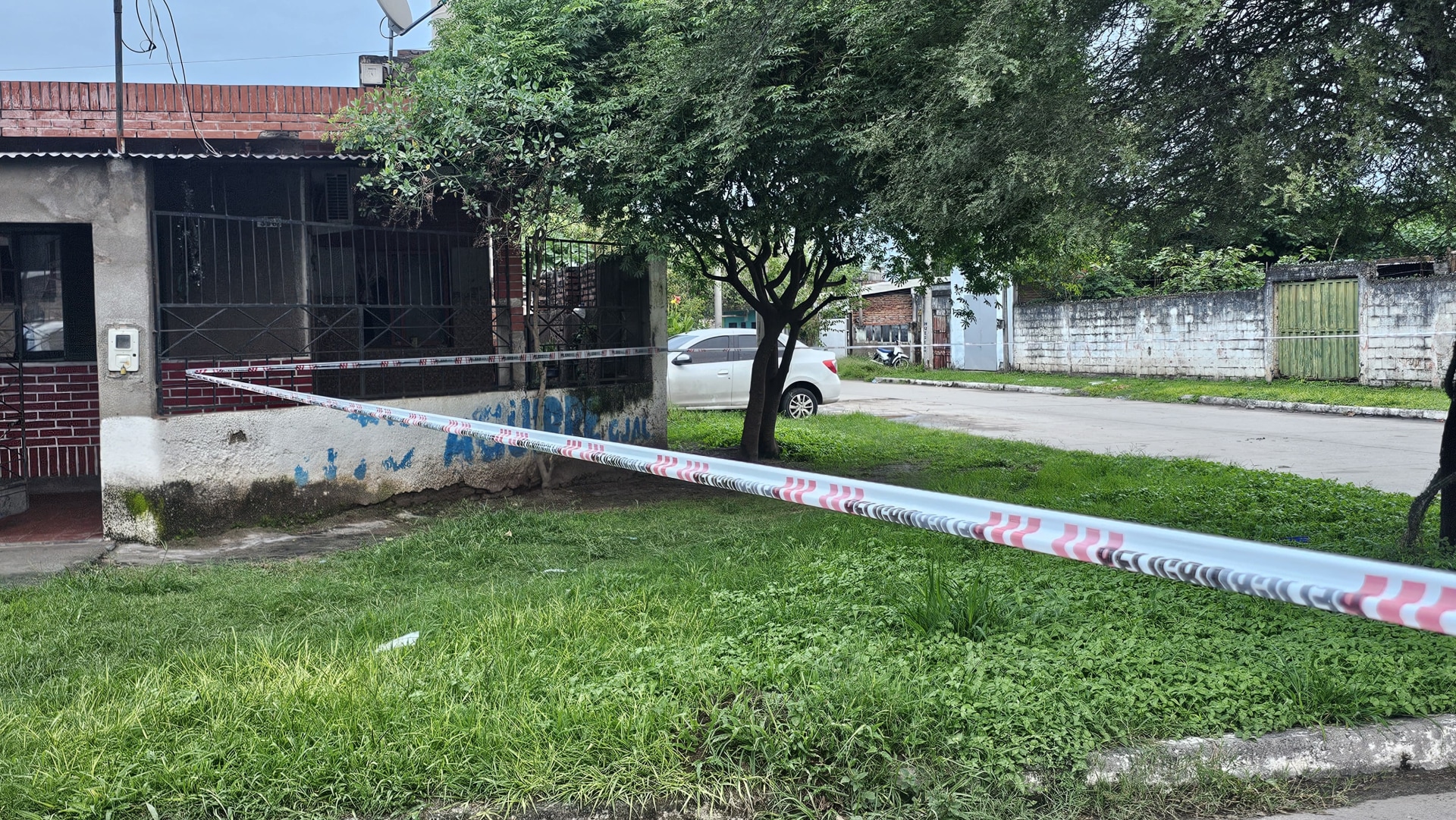 Tiroteo en plena calle: asesinaron a un joven y una menor quedó internada