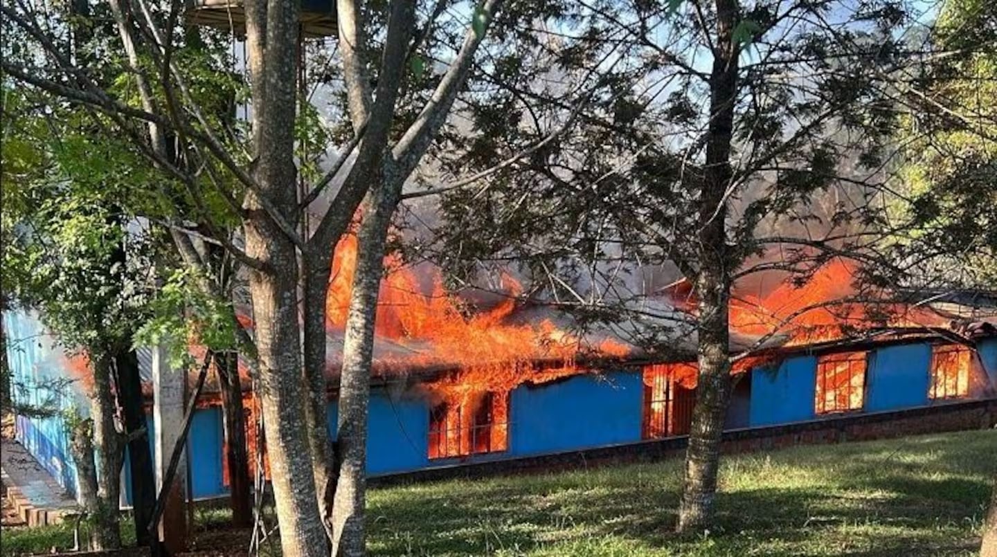 Investigan a un chico de 13 años por el incendio que destruyó una escuela en Misiones