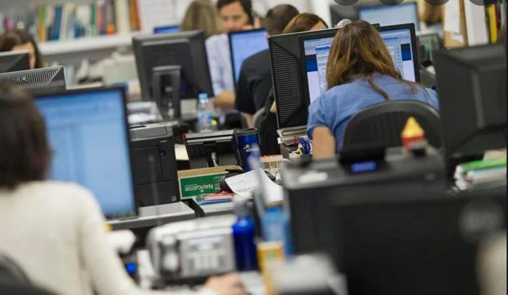 El Gobierno oficializó aumentos escalonados para estatales hasta mayo