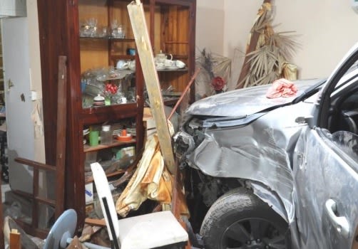 Intentó matar a su pareja chocando una camioneta contra una casa y quedó detenido