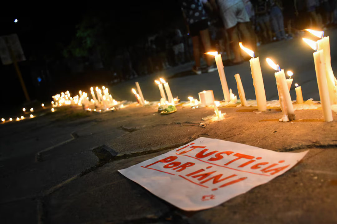 “Justicia por Ian”: emotivo homenaje frente a la escuela donde ocurrió la tragedia