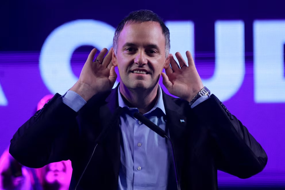 Amplían la denuncia contra Adorni por la compra de propiedades y piden investigar su financiamiento