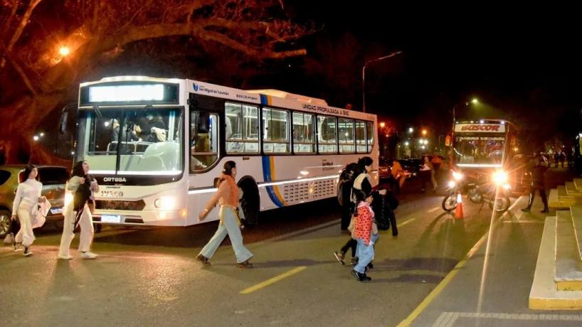 Por la crisis, en algunas provincias reducen la frecuencia y cortan servicios de transporte