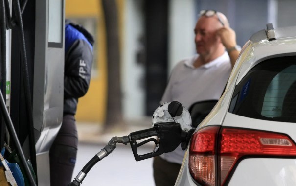 El Gobierno postergó el aumento del impuesto a los combustibles por la suba del petróleo