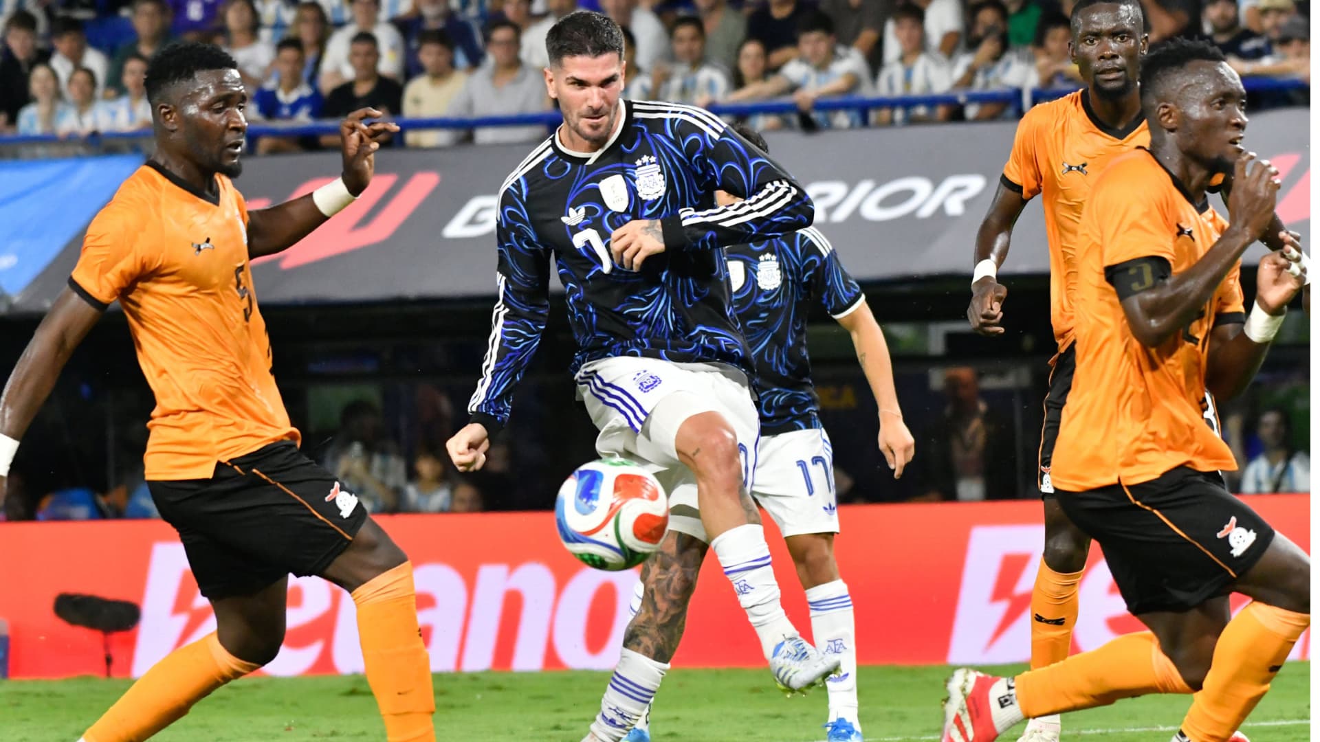 Rodrigo De Paul: "No somos políticos, venimos a jugar al fútbol. Tenemos que estar todos unidos y no desinformar"