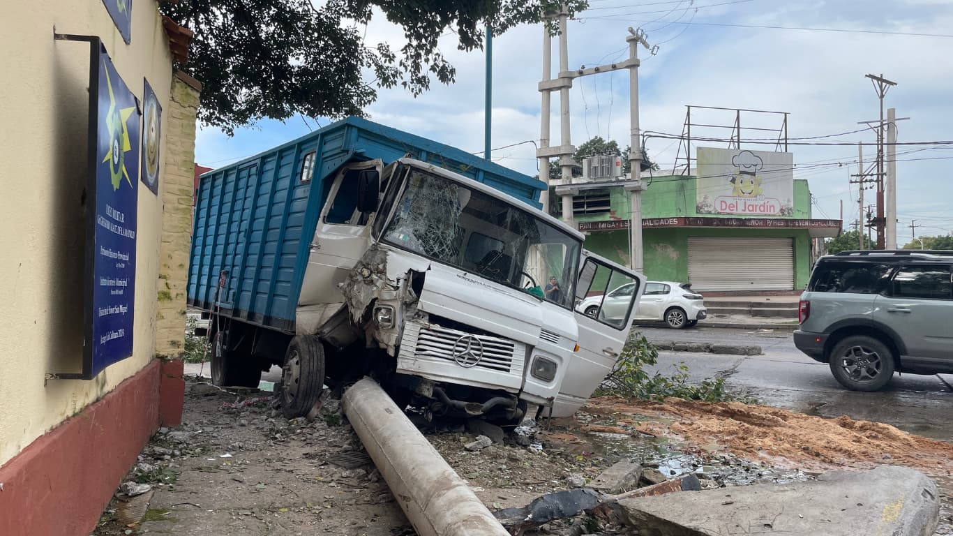 Por un pozo, un camión terminó en la vereda del Liceo Militar