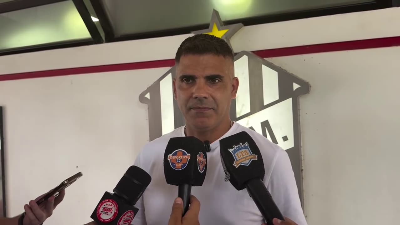 "Descartado a nadie": Pérez Castro mantiene abierta la búsqueda de refuerzo tras la lesión