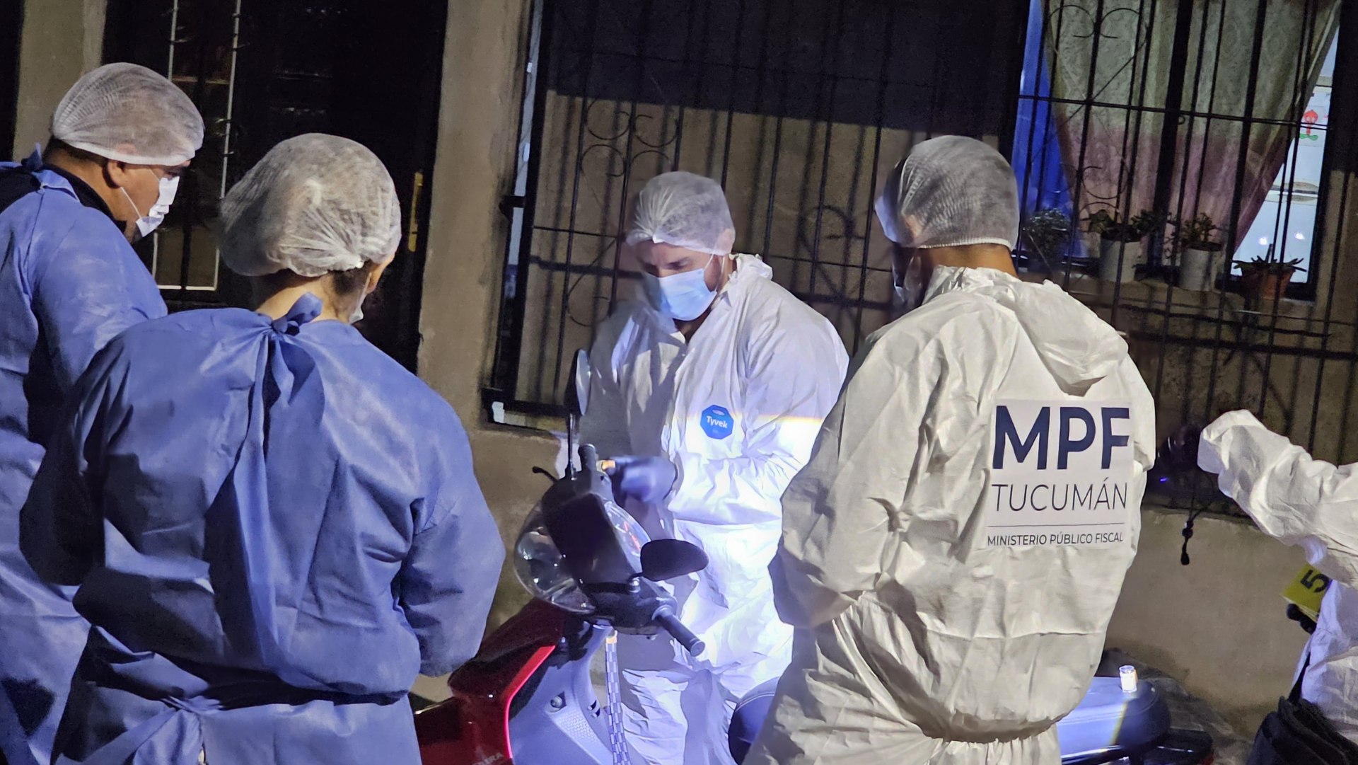 Una mujer fue hallada muerta y su pareja apareció ensangrentada en la vía pública