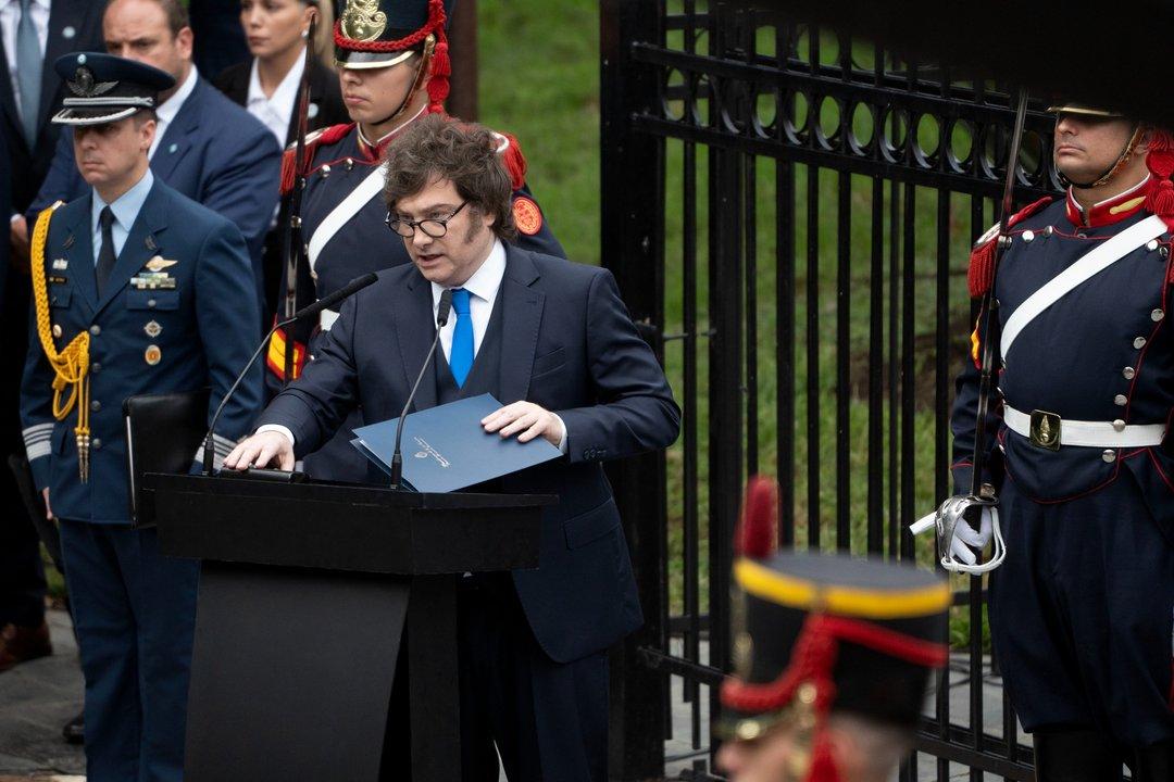 En el acto por Malvinas, Milei volvió a respaldar a Adorni y dejó gestos políticos