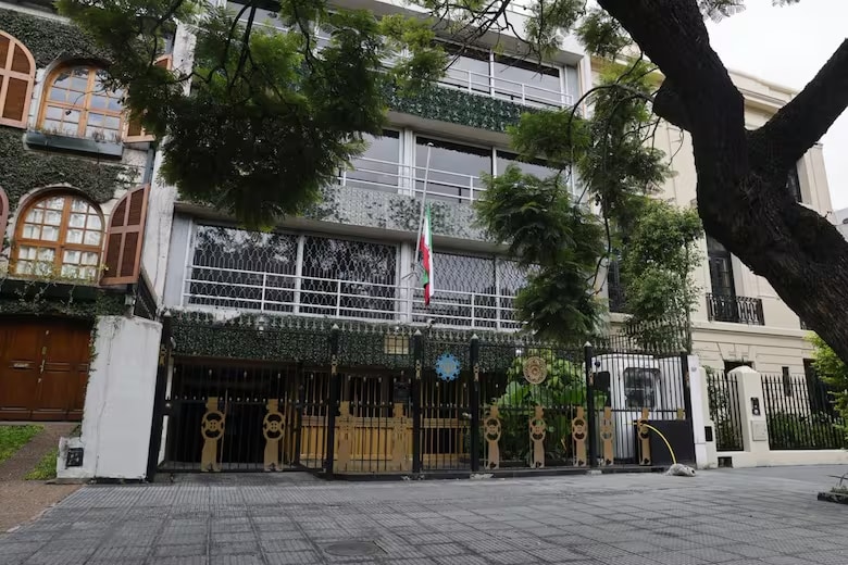 frente-de-la-embajada-de-iran-en-YYYUHAY6RZHFHA4W3ZI3B5LTAI.avif