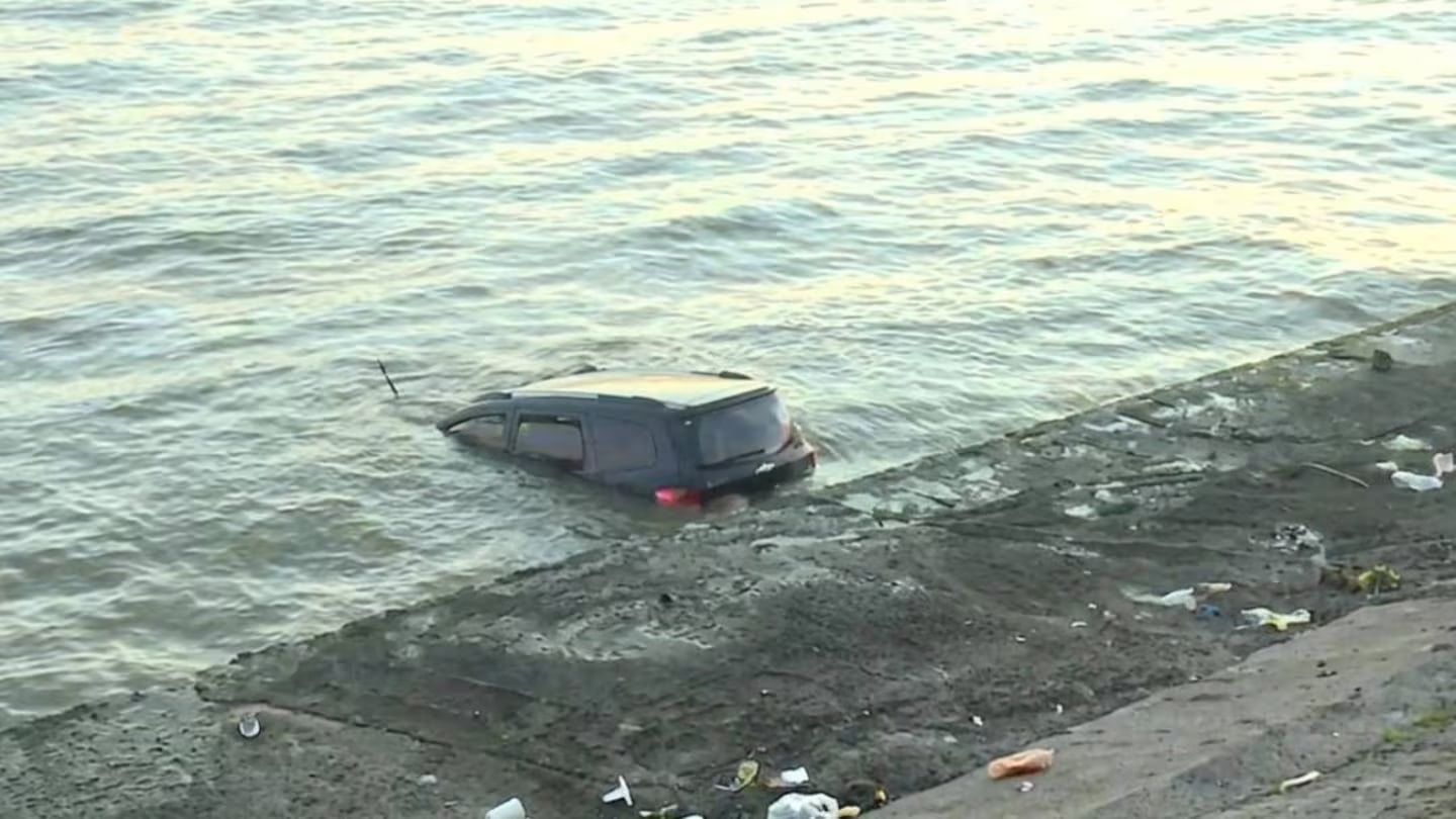 Una camioneta cayó al río en la Costanera y rescataron a una mujer y a su hija
