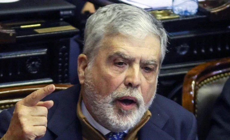 Esteche reclamó atención médica adecuada para Julio De Vido