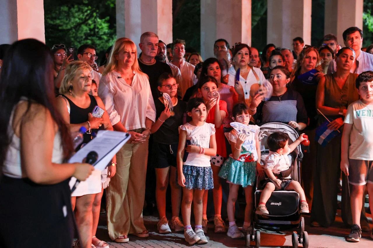 Un Vía Crucis inmersivo reunió a vecinos y turistas en el Rosedal del Parque 9 de Julio