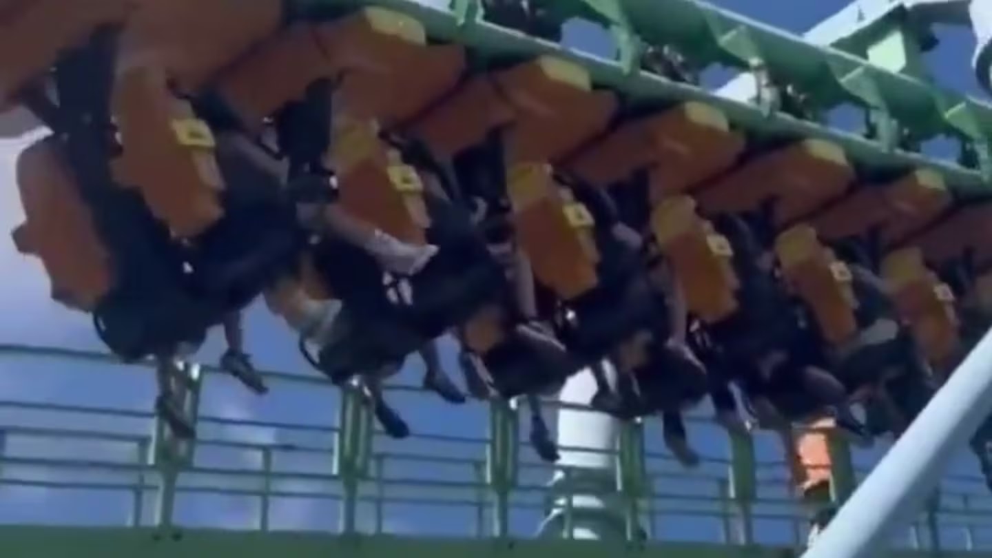 Pánico en el Parque de la Costa: una falla en una montaña rusa dejó pasajeros colgados durante 20 minutos