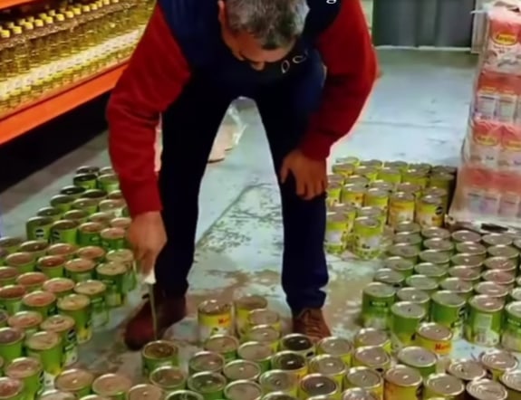 Golpe al comercio irregular en la Capital por el hallazgo de cientos de latas de conservas y bebidas en mal estado