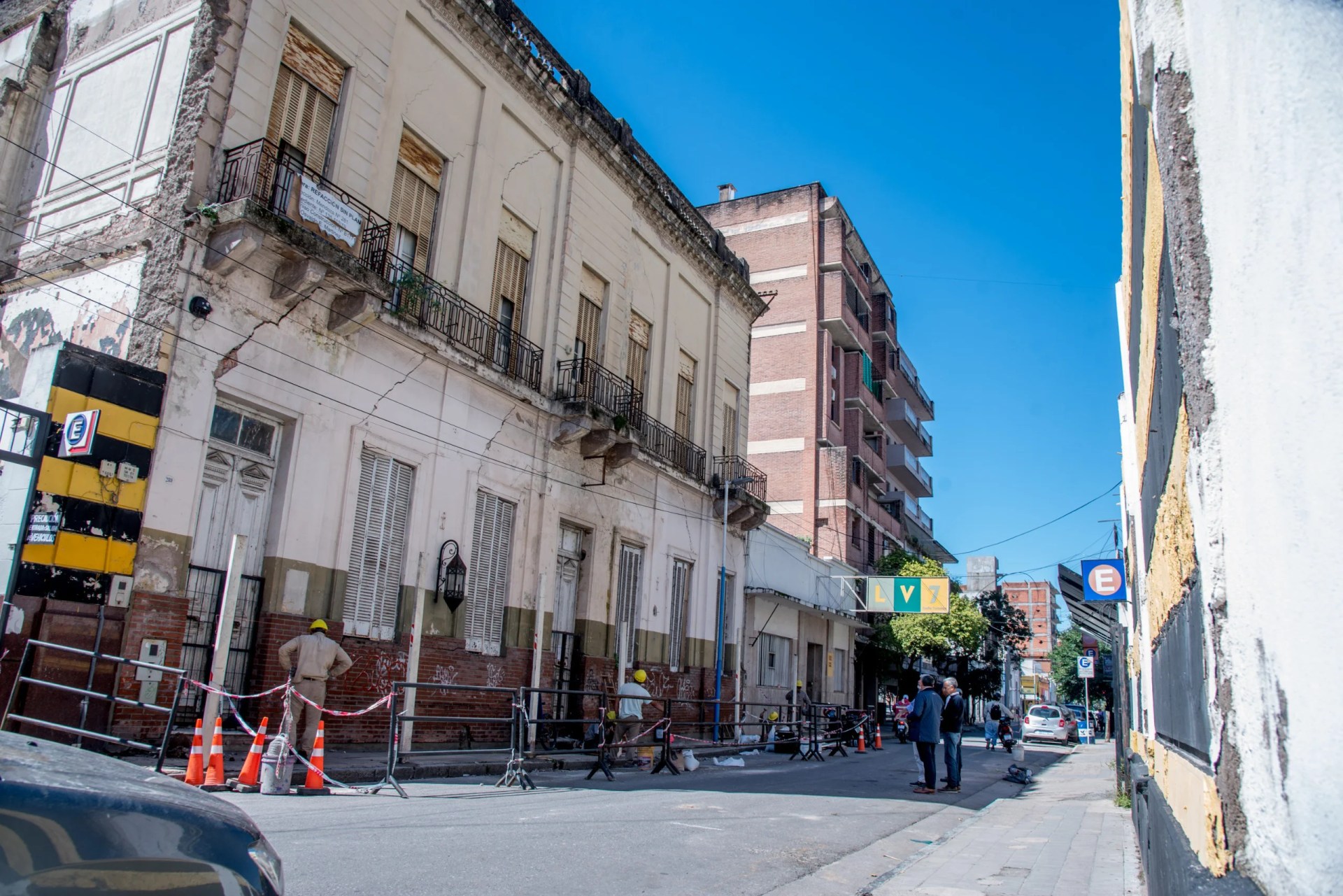 La Municipalidad ordenó el corte preventivo de la calle Mendoza al 200, por  el riesgo de colapso de la fachada de un inmueble