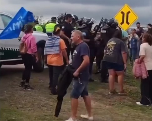 Tensión en La Madrid: vecinos inundados chocaron con la Policía durante una protesta en la ruta 157