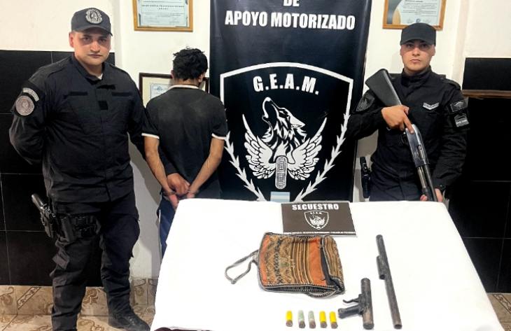 Aprehenden a un sujeto armado con una "tumbera" y municiones durante un control de rutina en la vía pública