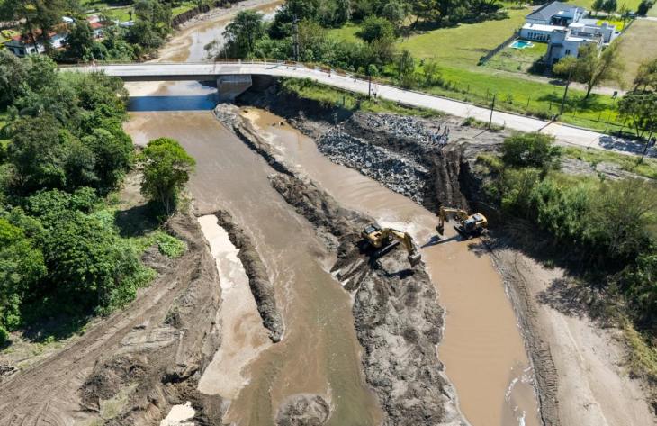 Tras los daños provocados por crecidas, refuerzan defensas en el río Chirimayo