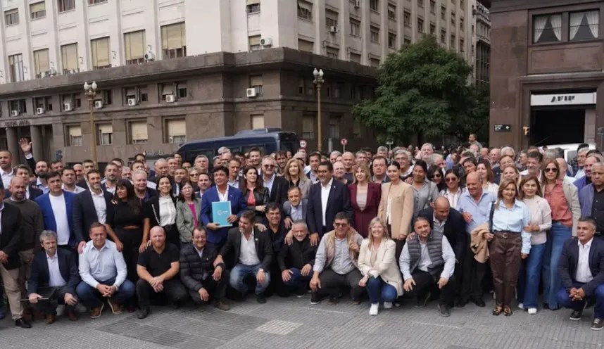 Intendentes evalúan denunciar al ministro  Caputo por presunta malversación de fondos